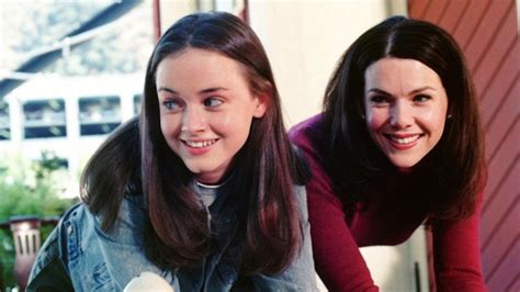  Gilmore Girls: Mother-Daughter Bond and Quirky Small Town Life!